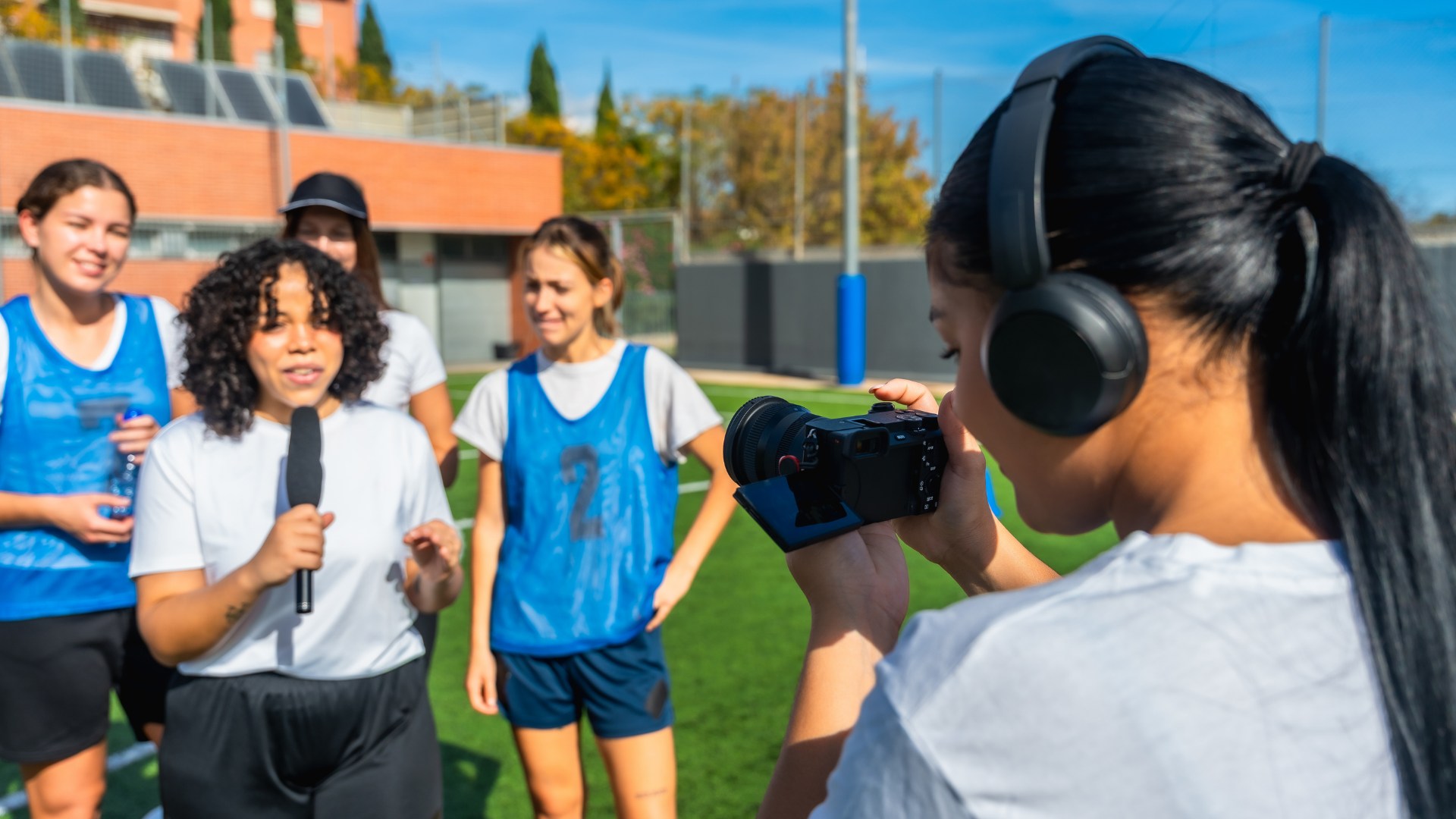 Sporcularla röportaj yapan kamera ve içerik üreticisi